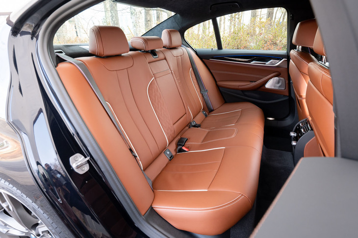 「M550i xDrive」には、リアの左右席も個別に温度調整が可能な4ゾーンオートエアコンが標準装備される。