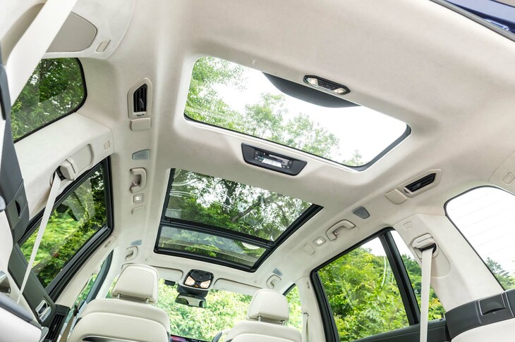 前後2分割式のパノラミックガラスサンルーフは3列目の頭上までカバーする特大サイズだ。