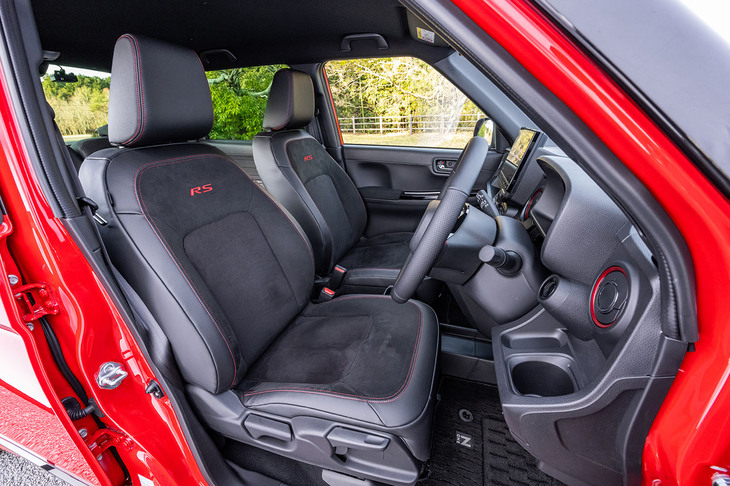 レッドのステッチと「RS」ロゴの刺しゅうが施される「RS」グレード専用のフロントシート。「ウルトラスエード」を使った表皮の肌ざわりは上質といえる。