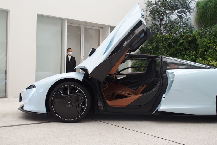 上方に開くディヘドラルドアは、マクラーレン車で初めてとなる電動開閉機構が採用されている。