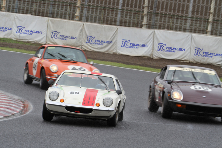 Pレースで三つどもえの2位争いを展開する1974年「ロータス・ヨーロッパ スペシャル」と1972年「日産フェアレディ240ZG」、さらに1970年「ポルシェ911 2.2」。最終結果はヨーロッパが総合2位、911が3位、240ZGが4位。