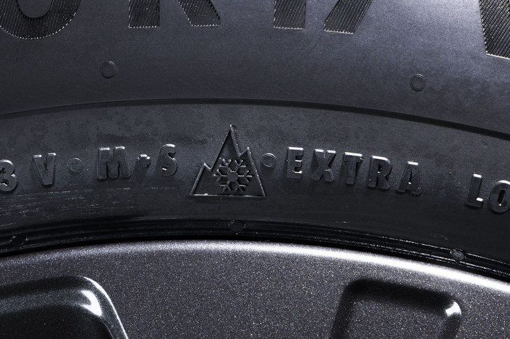 サイドウォールには「M＋S」の文字と「スリーピークマウンテンスノーフレークマーク」。凍結路面ではスタッドレスタイヤを履くべきだが、冬用タイヤ規制が敷かれた高速道路も通行可能だ。