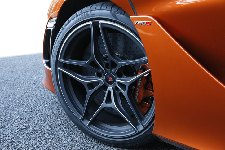 「720Sラグジュアリー」には、軽量な鍛造ホイールが装着される。サイズは、フロント（写真）が19インチでリアは20インチ。