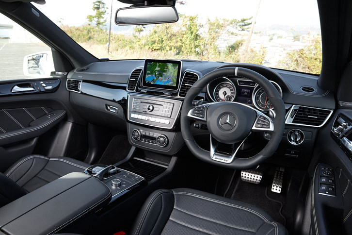 「メルセデスAMG GLE63 S 4MATIC」のインストゥルメントパネルまわり。インフォテインメントシステムのコントローラーがタッチパッド付きとなるなど、装備の強化が図られている。