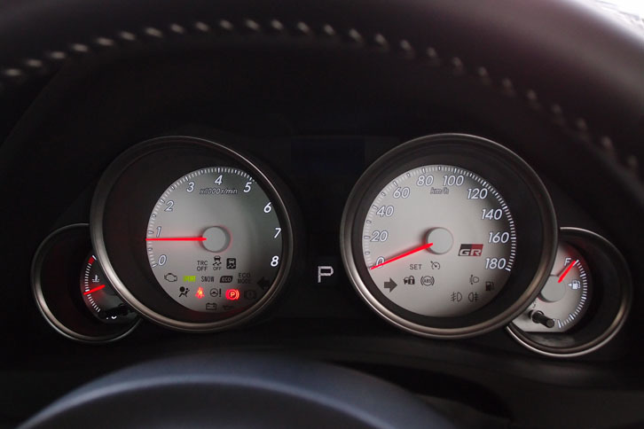 「GR」のロゴが添えられた、「マークX 350RDS“GRスポーツ”」の4眼式メーターパネル。