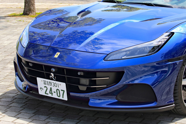 グリルやバンパー左右のエアインテーク形状などが変更された「ポルトフィーノM」のフロントフェイス。今回の試乗車は、オプションの「ADASフルパック」に含まれるハイビームアシスト機能内蔵のアダプティブヘッドランプを装着していた。