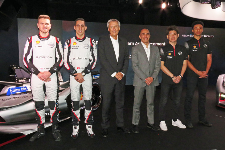 左から、日産e.damsチームのオリバー・ローランド選手とセバスチャン・ブエミ選手、日産のルー ドゥ・ブリース常務執行役員、日産グローバルモータースポーツダイレクターのマイケル・カルカモ氏、リザーブドライバー兼テストドライバーを務める高星明誠選手、公式シミュレータードライバーを務めるヤン・マーデンボロー選手。