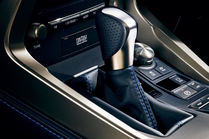 専用のブルーステッチを施したシフトブーツ。