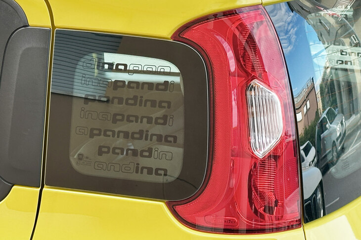 「グランデパンダ」の登場以降、従来型「パンダ」の一部仕様にはクオーターウィンドウに「Pandina」の文字が入るようになった。