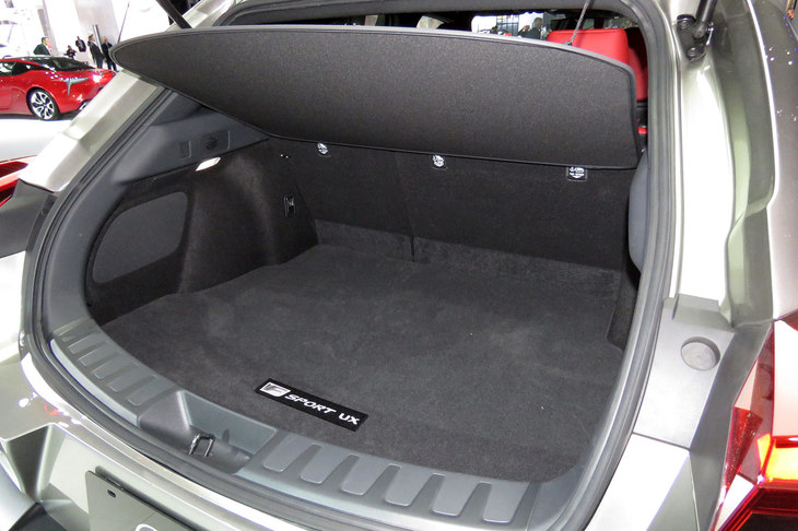 レクサスUX（ラゲッジルーム）