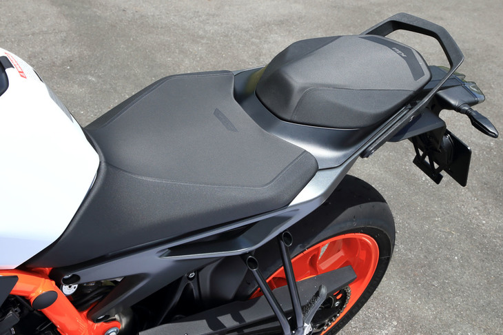 程度な厚みを持ったシートの高さは834mm。スポーティーなルックスを際立たせるタンデムシートカバーも用意されている。