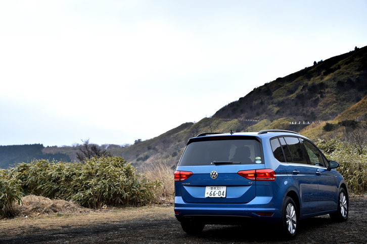 7代目「ゴルフ」をベースとしたコンパクトミニバンの2代目「ゴルフトゥーラン」。日本では2015年の東京モーターショーで初披露され、翌2016年1月に発売された。
	 