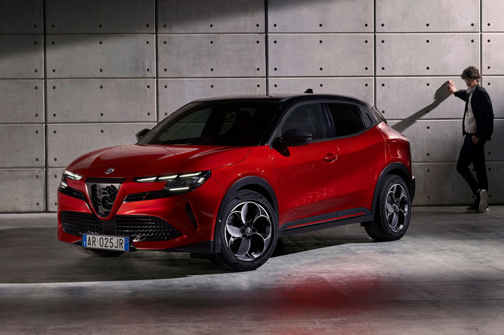 「アルファ・ロメオ・ジュニア」の価格は420万円から556万円まで。ローンチ記念の限定車も設定される。