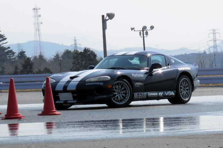 レーシングカーばりのデカールがカッコイイこちらの個体。BBSのホイールといい、色は違えどルマンで活躍したオレカの「バイパー」を思い出すのはワタシだけ？