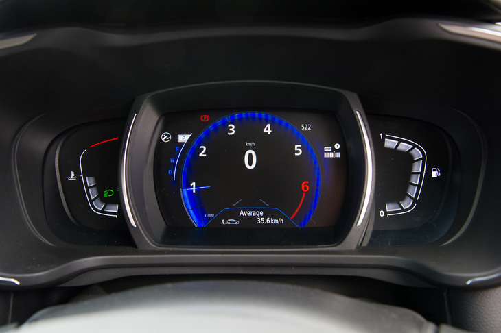 単眼式のメーターパネルにはフルカラーのTFT液晶を採用。表示のデザインに加え、基調となる色もレッド、ブルー、ブラウン、グリーン、パープルの5色から選択可能となっている。