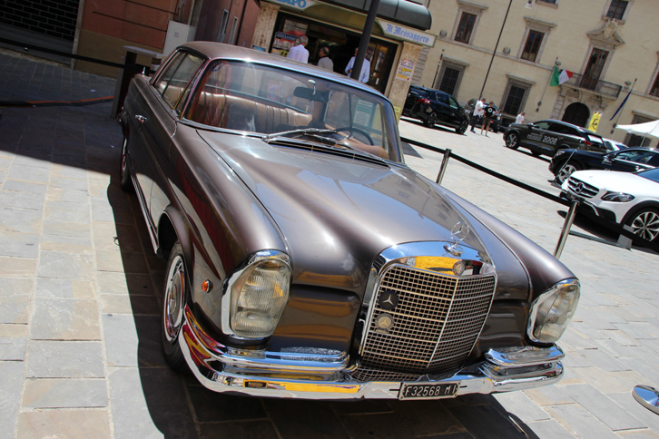 「メルセデス・ベンツ280SE」（W111）。