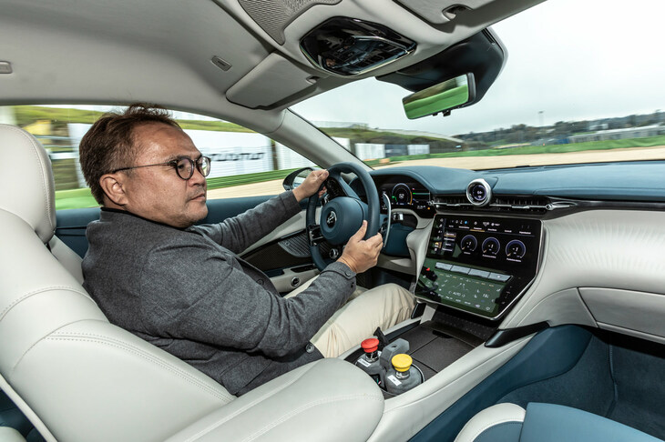 「トロフェオ」のステアリングを握る筆者。同車には、電動パワートレインのインバーターが発生する音をデジタル処理し、同門のV8エンジン車から取られた音と合成して鳴らすという、独自の走行サウンドシステムが搭載されている。