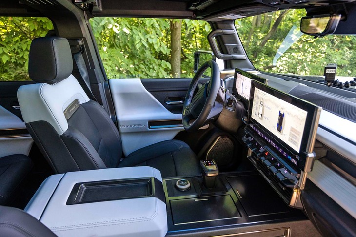 インテリアのデザインはモダンではあるものの、プラスチックの品質などは、車両の高価格に見合わない。