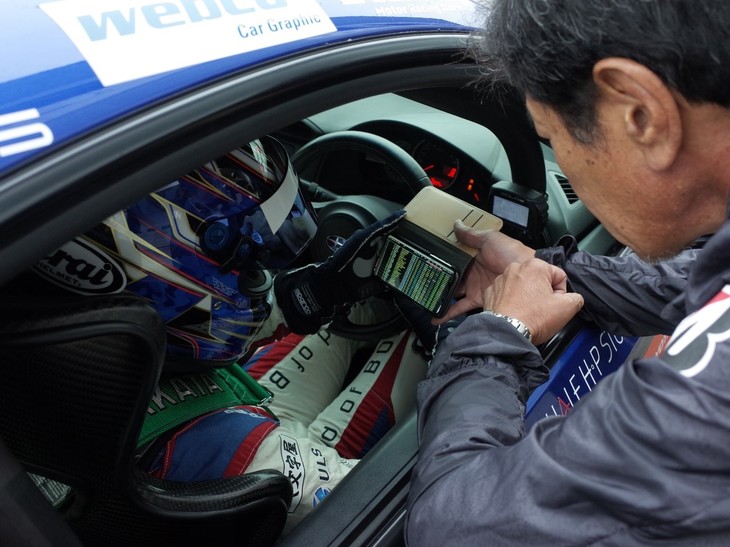 続いて、プロフェッショナルシリーズの予選が始まります。井口選手、久保選手は、少し待機してからコースインしました。待っている間には、前半でコースインアタックしたマシンの状況を把握するため、タイミングモニターを確認しています。今回の結果は井口選手4位、久保選手22位でした。