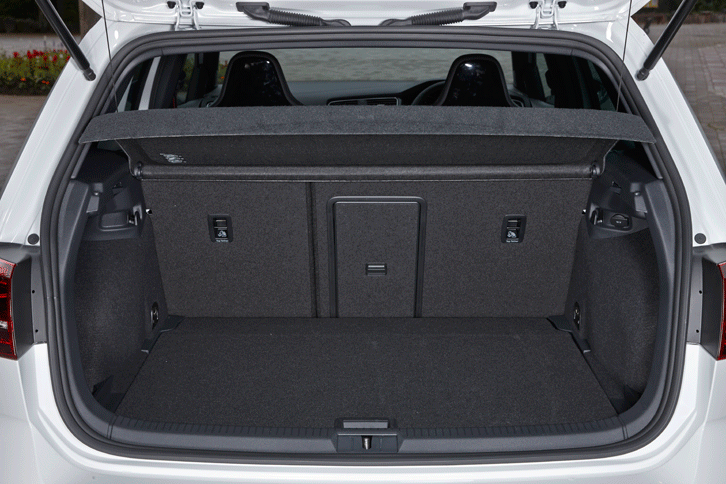 荷室については基本的に通常の「GTI」と共通。後席は6：4の分割可倒式で、アームレストスルーも備わる。（写真をクリックすると、シートの倒れる様子が見られます）