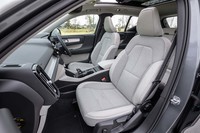 「XC40 T4 AWDモメンタム」ではツートンカラーのテキスタイルシートが標準装備される。前後ともオプションでシートヒーターを選択可能だ。