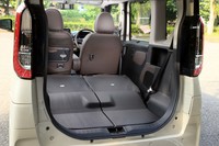 汚れた荷物を積んでも簡単にふき取れる樹脂製ラゲッジボードは、ピクニックテーブルなどとセットでオプションの「後席パッケージ」に含まれている。