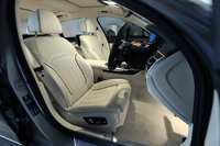 複雑なステッチが施された、スモークホワイトのメリノレザーシート。試乗車のインテリアには、シートやトリムなどにBMWのカスタマイズプログラム「BMW Individual」のオプションが採用されていた。