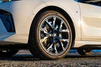 タイヤ＆ホイールは18インチが標準で、この試乗車はオプションの19インチを装着。同じ金額で2種類から選べる。