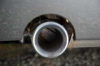 マフラーは左右1本ずつの2本出し。左マフラーの内側にはバタフライが備わっており、状況に応じて排気の“抜け”を制御する。