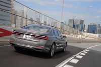 リアまわりでは左右のコンビランプを結んだ意匠が新しい。マフラーエンドのシルバートリムも左右がつながったものに改められた。