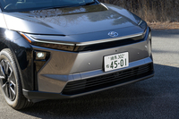 フロントマスクはシャープなヘッドライトグラフィックのハンマーヘッドデザインに。フェンダーパネルはマットブラックからグロスブラックに変わっている。