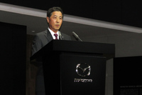 プレスカンファレンスにおいて、マツダの次世代戦略について語る小飼社長兼CEO。
