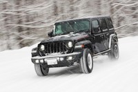 通常の走行では、前後軸の駆動力を自動配分する「4H AUTO」モードで問題ないが、いざというときはセンターデフロックを作動させる「4L」「4H」が頼りになる。