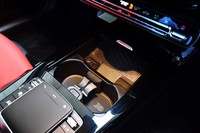 センターコンソールの前方には、スマートフォンの非接触充電機能付きトレーが備わる。その手前にはカップホルダーとインフォテインメントシステムの操作スイッチが並ぶ。