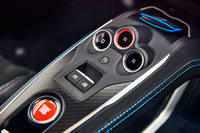 センターコンソールに備わるシフトスイッチ。新型「A110」には湿式の7段デュアルクラッチ式ATが搭載される。