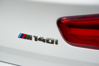 「M140i」は従来の「M135i」の改良モデルとして2016年9月に登場した。従来型と比べ、最高出力が14ps、最大トルクが5.1kgm高められている。