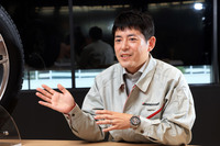 乗用車用タイヤの企画から生産まで一貫して携わる渡部亮一氏。商品企画に際しては、マーケティングの要望を受けて技術サイドからの提案をまとめ、一緒に新製品のかたちを模索するという。