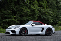 ソフトトップを閉めた状態の「718スパイダー」。このまま高速道路を走行しても心配のない、しっかりとしたつくりのソフトトップであることが確認できた。