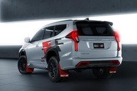 「パジェロスポーツ ラリーアート」のリアビュー。