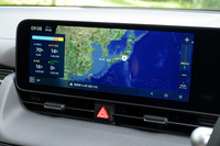 タッチスクリーンは普通のインフォテインメントシステムとしても優秀。左にフローティングしているウィンドウは、スライドすると表示項目を変えられる。