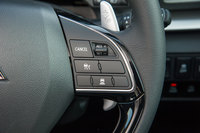 ステアリングホイールに備わる、前走車追従機能付きクルーズコントロールのスイッチ。完全停車まで対応しており、先行車に追従して停止した場合は一定時間停止状態を保持。渋滞などによるドライバーの負担を低減する。