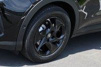 テレフォンダイヤルをモチーフとしたアルファ・ロメオ伝統の意匠を現代風にアップデートした「ジュニア イブリダ コア」の17インチホイール。今回の試乗車は215/60R17サイズの「グッドイヤー・エフィシェントグリップ2 SUV」タイヤを組み合わせていた。