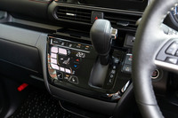 エアコンのスイッチはタッチパネル式。指紋が付きやすいが、エンジンオフ時にまとめて拭き掃除ができるという利点もある。