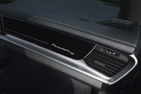 「パナメーラ10イヤーエディション」専用となるホワイトゴールドメタリックの“Panamera10”ロゴ付き助手席トリムパネル。