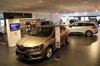 シエナにあるルノー販売店のショールーム。