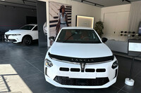 新型「ランチア・イプシロン」（手前）。予定では2026年発表の「アウレリア」（もしくはガンマ）まで、一台でブランドを支えることになる。