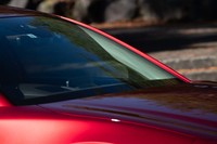 Aピラーが立体的な形状となっており、車体の左側から光が当たると、右側のピラーにもハイライトが入るようになっている。