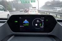 先進運転支援システムには、渋滞時のハンズオフ走行機能「アドバンストドライブ」や、車線変更の操作を自動で行う（ただし周辺監視などの責任はドライバーが負う）「レーンチェンジアシスト」が追加された。これらは姉妹車「トヨタbZ4X」には非採用のものだ。