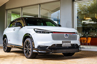 最新型「ヴェゼル」の最上級グレード「e：HEV Z PLaYパッケージ」に「無限」のアイテムを装着した車両。フロントグリルガーニッシュやフロントアンダースポイラー、サイドガーニッシュなどでスポーティーにドレスアップされている。