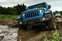 駆動システムには、センターに加えてフロントとリアにもデファレンシャルロックを備えた「ロックトラック フルタイム4×4システム」を採用している。